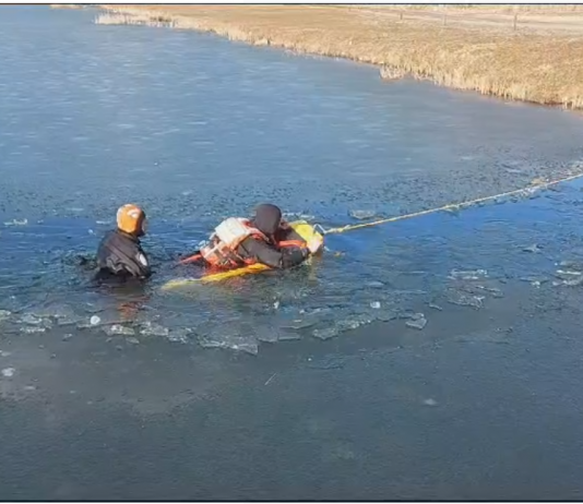 S-au aruncat în lacul înghețat, să facă pregătire. VIDEO