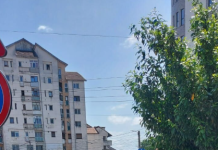 Accident în fața sediului CEO. O mașină a ajuns pe trotuar