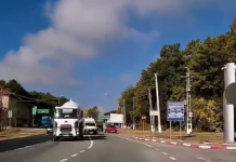VIDEO/ Șofer de ambulanță, la un pas să provoace un accident, la Târgu Jiu. Polițistul Teacă: „Să-și bage mințile în cap, că are rănit în spate”