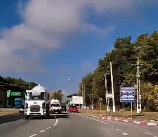 VIDEO/ Șofer de ambulanță, la un pas să provoace un accident, la Târgu Jiu. Polițistul Teacă: „Să-și bage mințile în cap, că are rănit în spate”